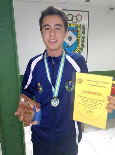 Alejandro, campeón de Asturias de Tiro categoría cadete